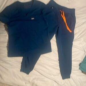 Figs scrub set
Xs top. s bottom